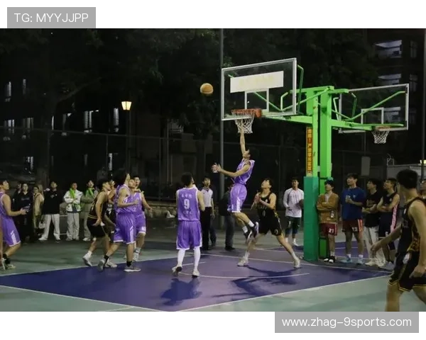 三人篮球队员庆祝太狂被队友按住：赛场上的欢笑与团队精神